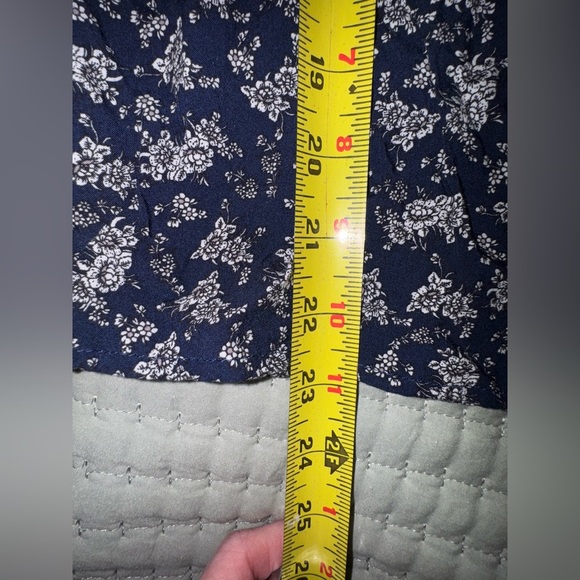 Cozy casual Floral Navy Women's Top with open detail. Size M. VGUC - Picture 9 of 10